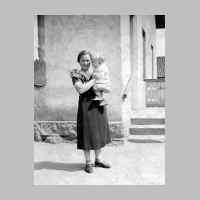 022-0327 Anna Schlisio, geb. Mombrei mit Tochter Gretel im Sommer 1940 vor dem Eingang zum Laden von Schuhmacher Erich Grube..jpg